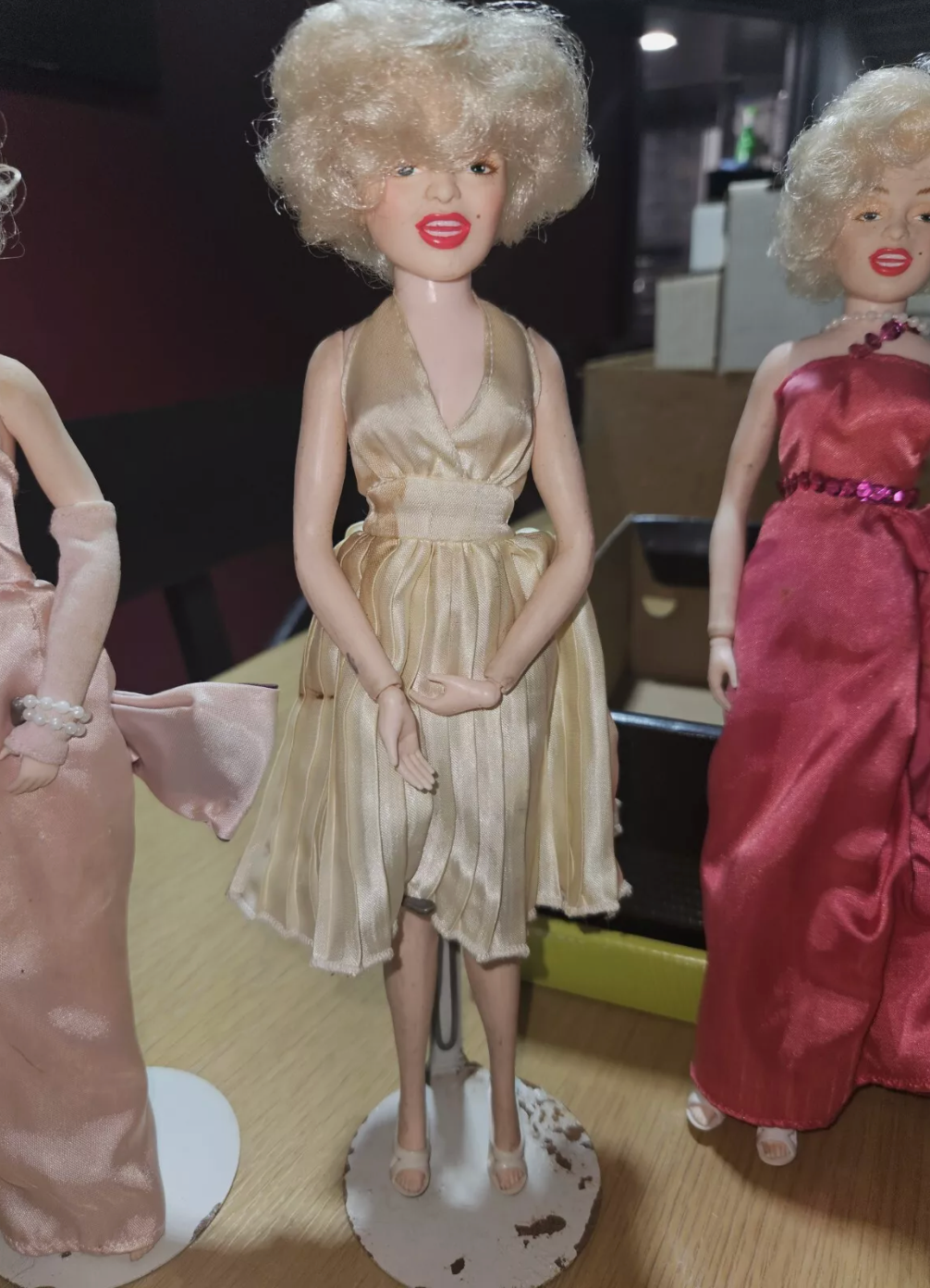 Marilyn Monroe Doll Collection 80s - Light Pink & Hot Pink Dresses, 2 Stands